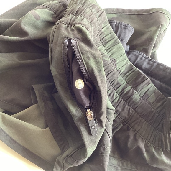 Lululemon Tracker Short V *4” incognito Camo Multi Gator Green Size 12 - Picture 4 of 6